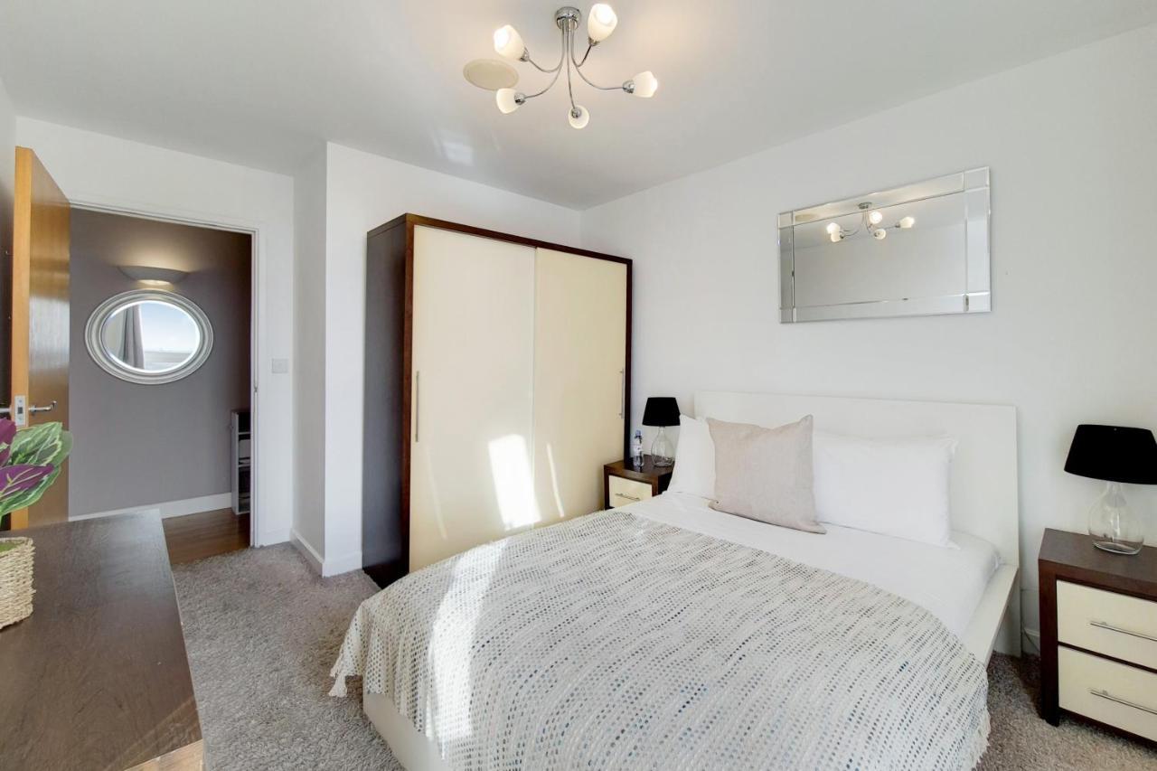 Deluxe Three Bedroom Apartment By London Excel Stays Экстерьер фото